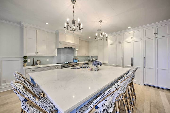 Shelter Island Retreat w / Outdoor Pool!