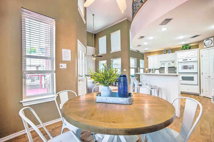 Beautiful Montgomery Home w / Lakefront Deck!