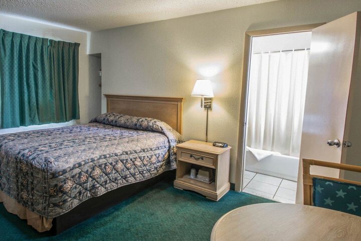 Room 10 of 16