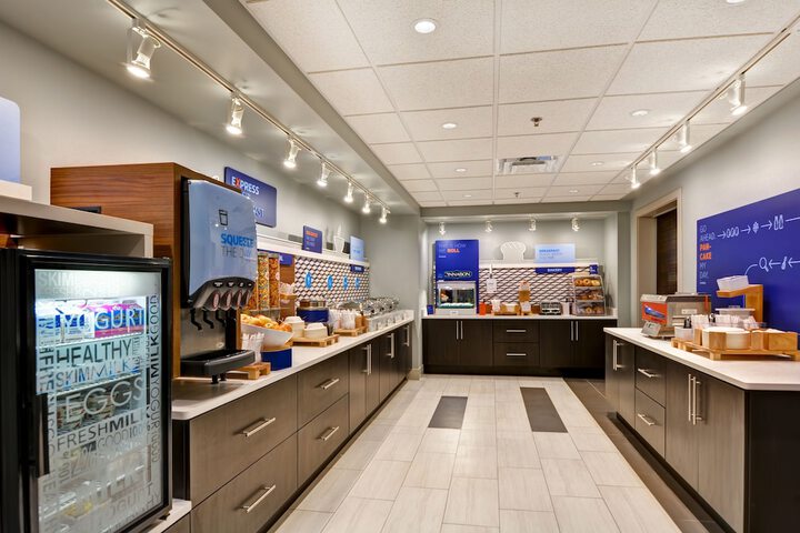 Holiday Inn Express & Suites New Berlin by IHG