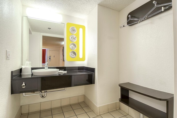 Room 10 of 33