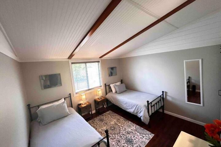 8th Street Haven - 3 bedroom House in DT Hamilton