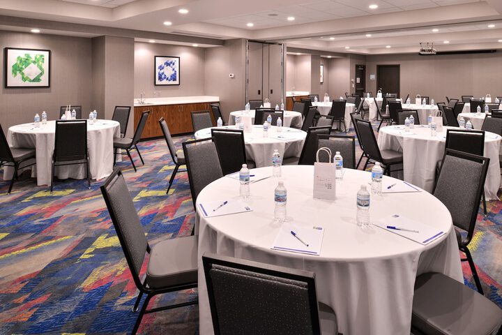 Holiday Inn Express & Suites Bryant - Benton Area by IHG