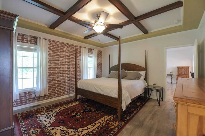 Riverside Ranch by Avantstay Mins to Downtown