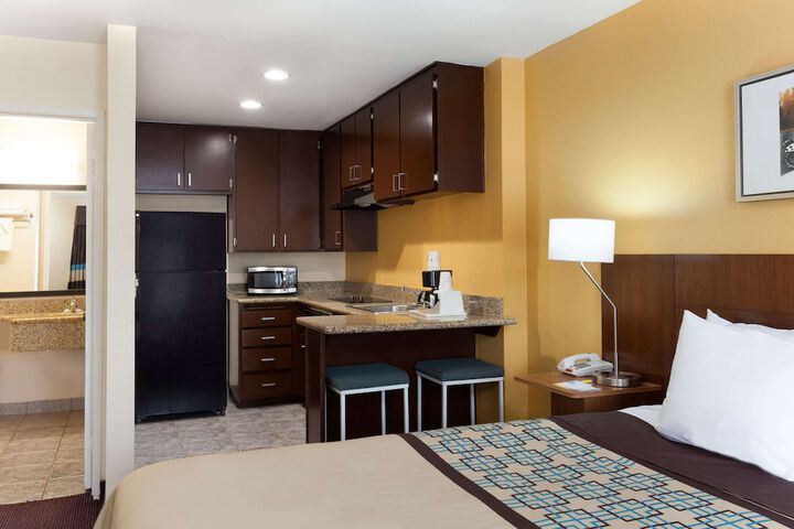 Room 6 of 17