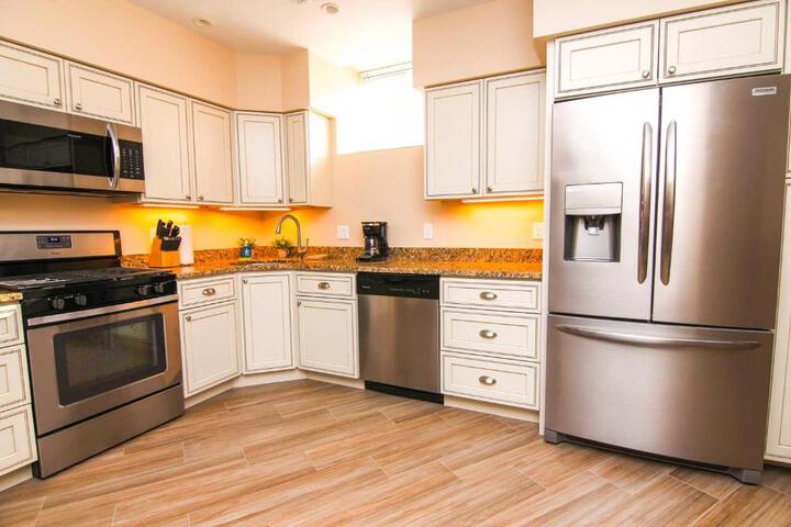 Luxury 3 Bedroom 20 min to Boston, 15min Encore