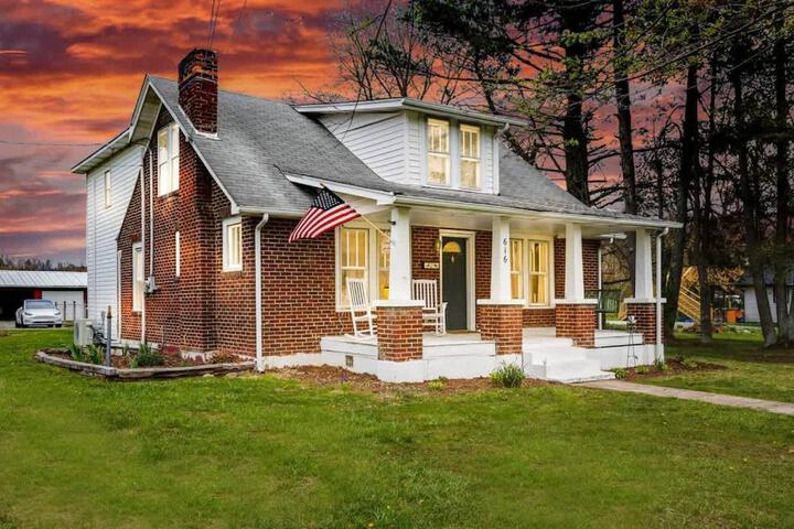 Charming 4 bedroom farmhouse with large backyard for entertaining