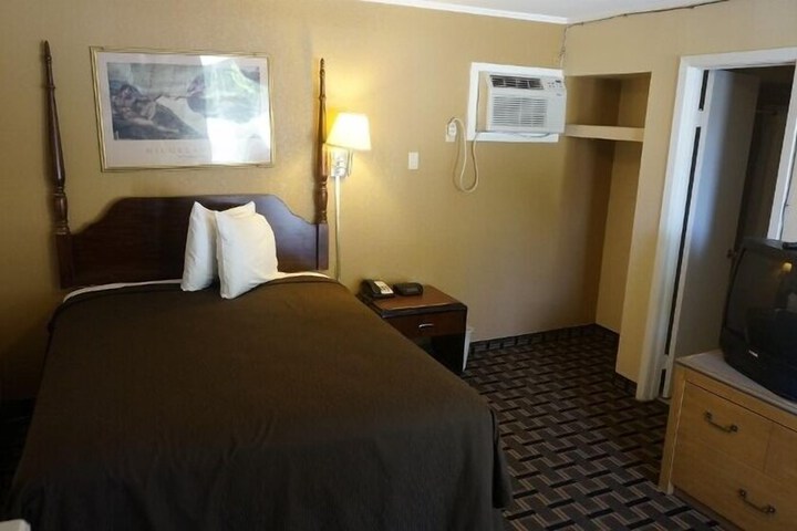Room 25 of 28