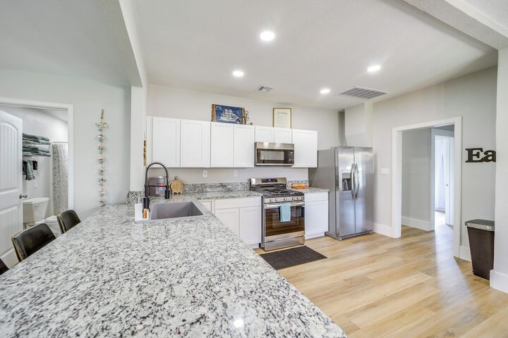 Walk to Lake Parks & Dining: Eufala Family Home!