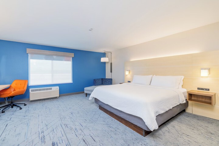 Holiday Inn Express & Suites Medford by IHG