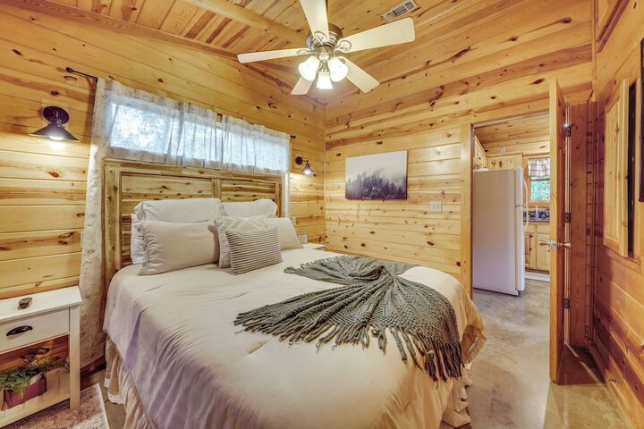 Hot Tub & Deck: Broken Bow azalea House'