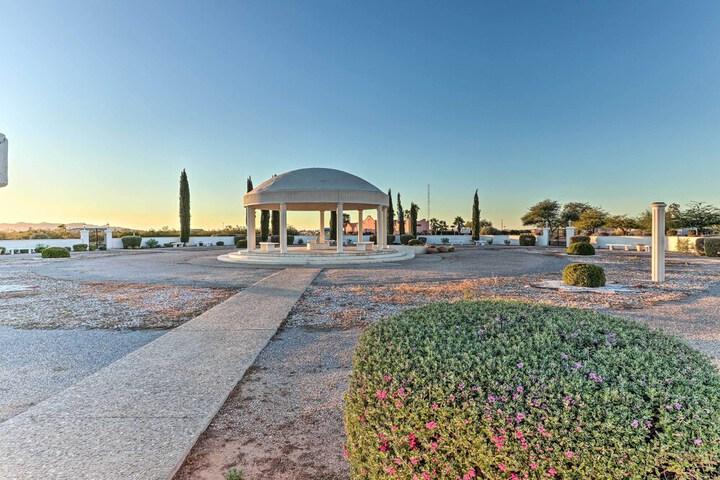 Eloy Desert Oasis w / Courtyard & Pool Access!