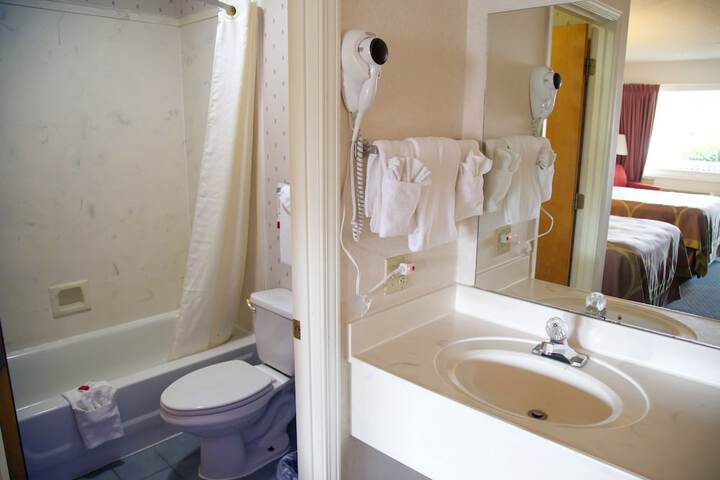 Room 33 of 48