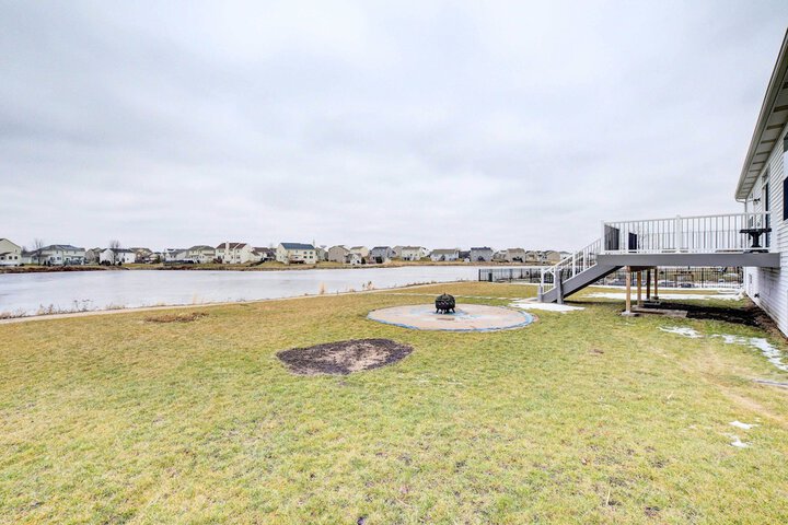 Spacious Waterfront Yorkville Getaway w / Yard