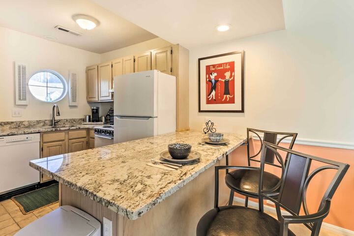 Lovely Norwich Villa on Golf Course w / Amenities!