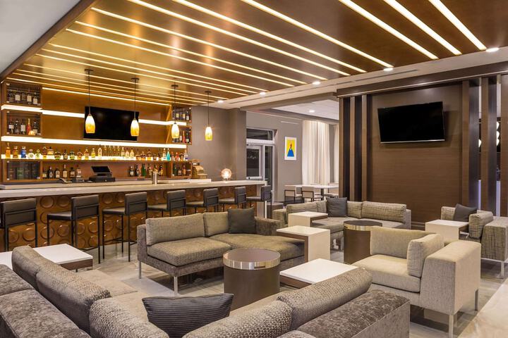 Lounge 23 of 25
