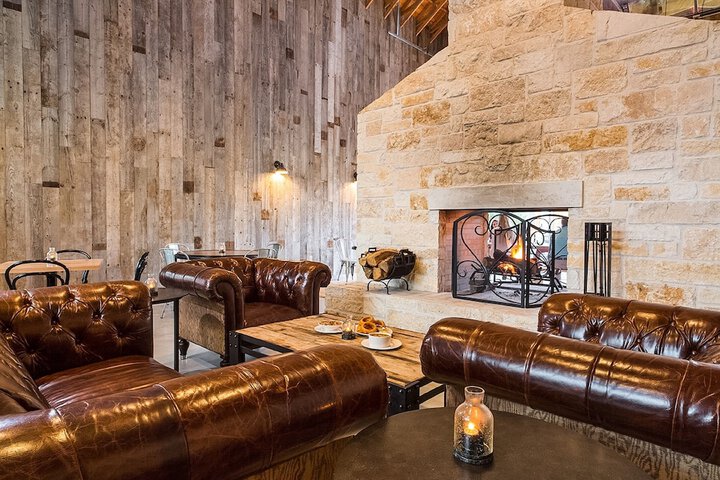 Lounge 36 of 44
