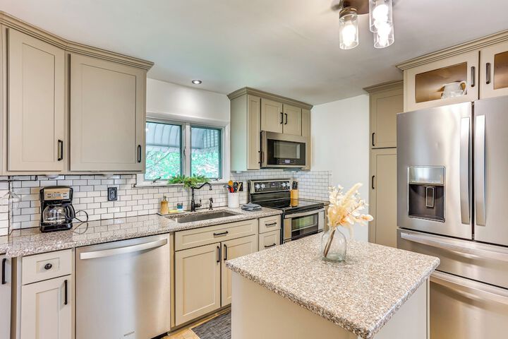 Fenced Backyard Grill & Deck: Bernville Home!