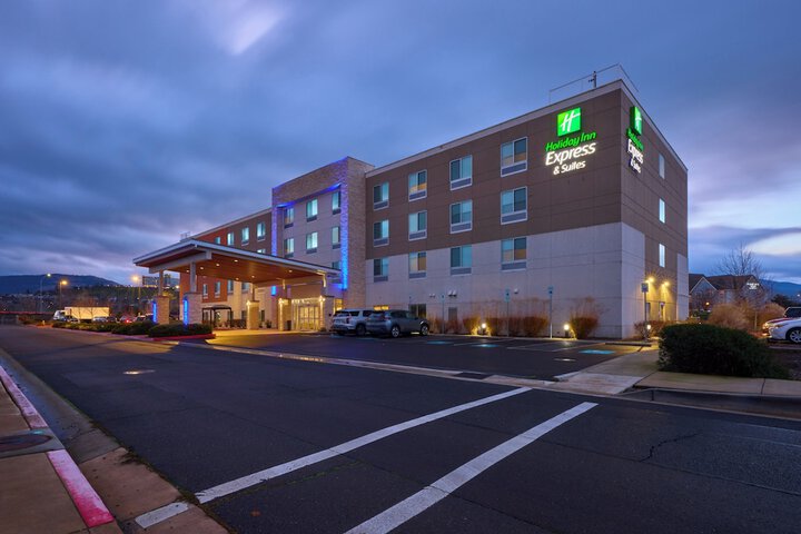 Holiday Inn Express & Suites Medford by IHG