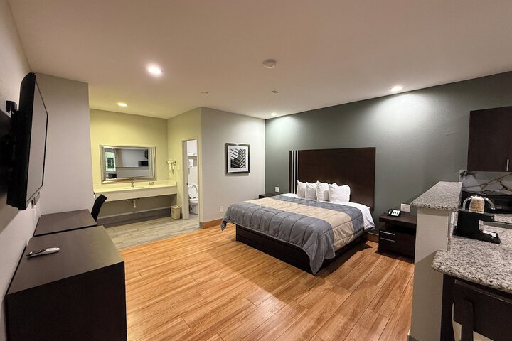 Scottish Inn & Suites - IAH Airport