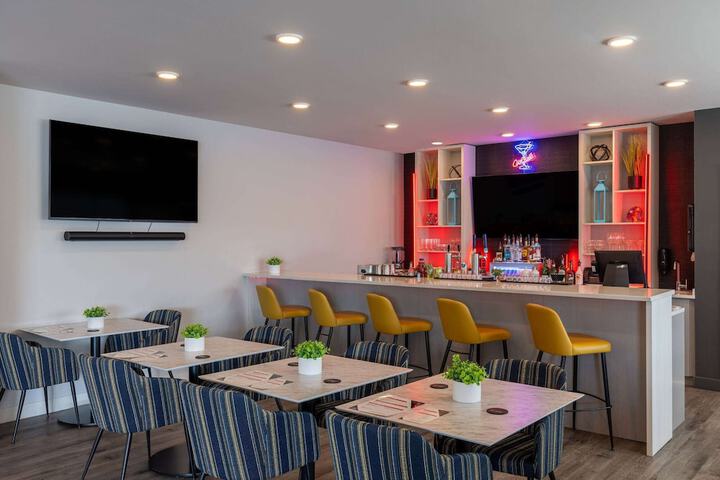 Lounge 37 of 42