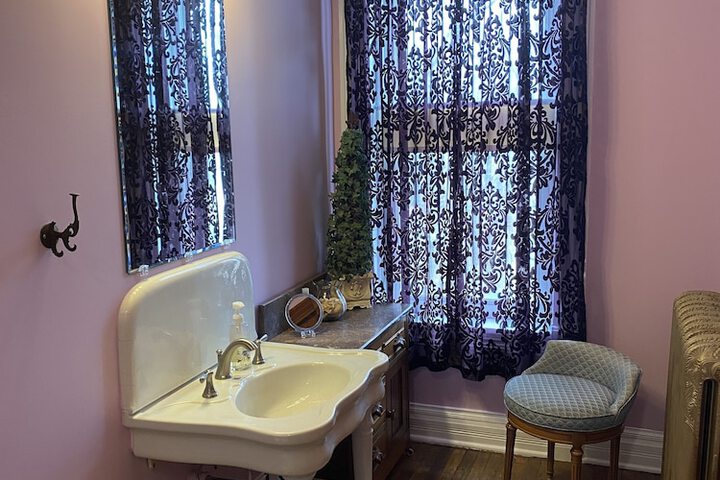 Vineyard Mansion & Carriage House Bed & Breakfast