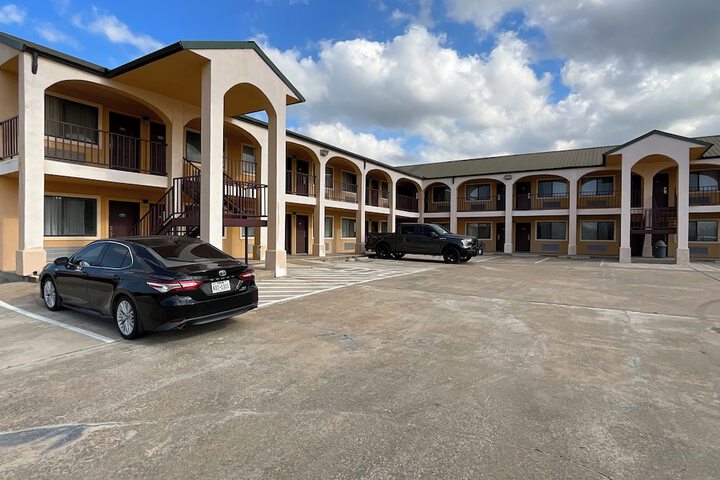 Executive Inn & Suites