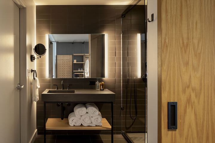 Room 13 of 34