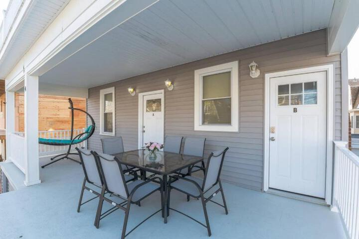 2 Blocks from Beach-Sleeps 16