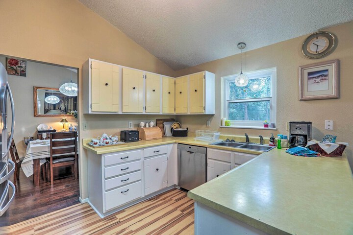 Scenic Woodland Park Cottage w / Deck + Grill!