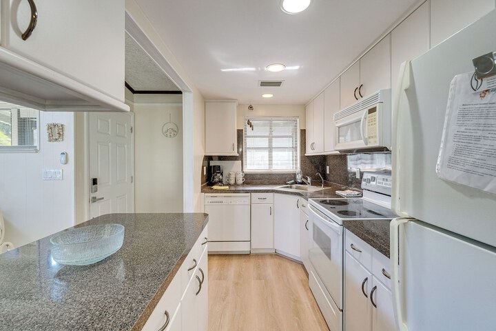 Manasota Key Vacation Rental w / Beach Access!