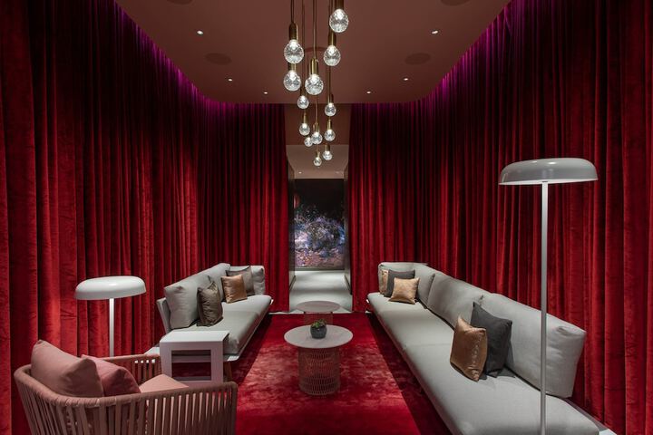Lounge 102 of 131