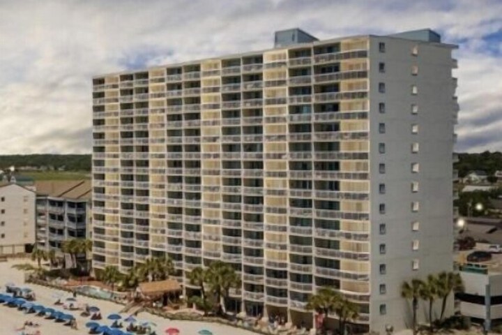 0401 Waters Edge Resort 3 Bedroom Condo by RedAwning