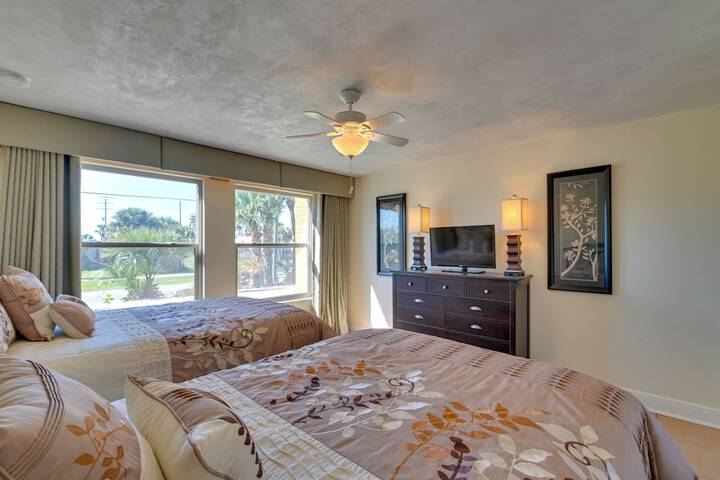 Oceanfront Escape on Wilbur Beach!