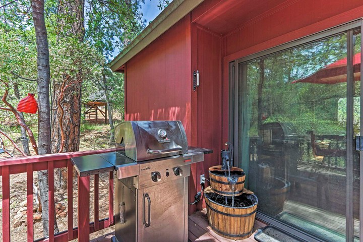 Furnished Deck: Romantic Strawberry / pine Studio!