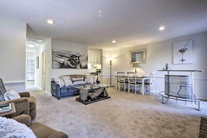 Modern Townhome w / Deck & Golf Course Views!