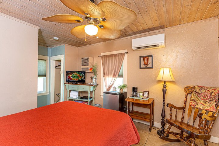 Room 5 of 16
