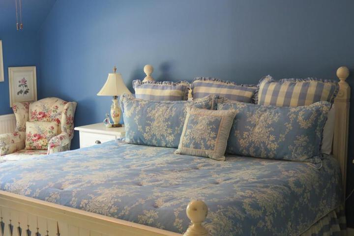 Yellow House B & B