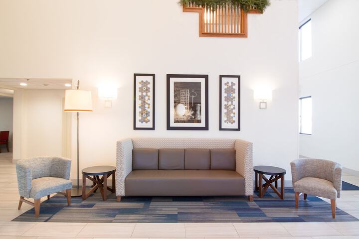 Holiday Inn Express & Suites Worthington by IHG