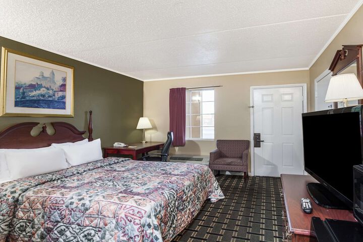 Days Inn by Wyndham Lenoir City