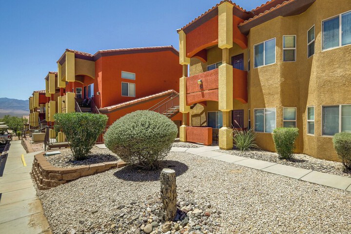 Mesquite Condo w / Community Pool & Hot Tub!