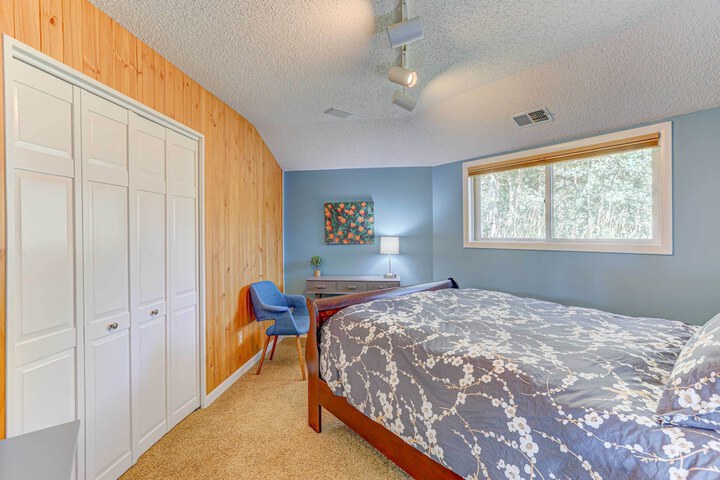 Mountain Views + Hot Tub: Airy Forest Escape!