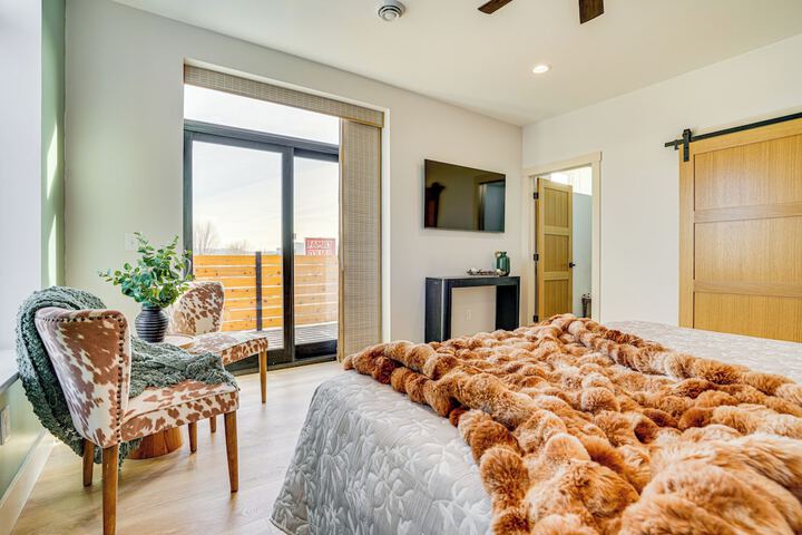 1 Block to Lake City Marina: Condo w / Rooftop Deck