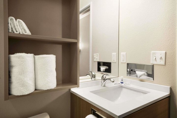 Room 4 of 18