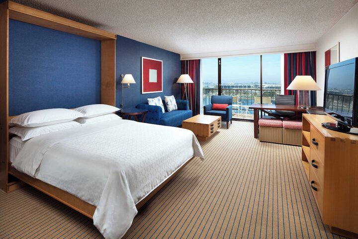 Room 45 of 215