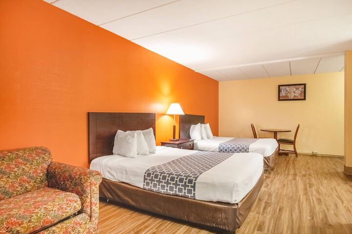 Econo Lodge Inn & Suites Windsor Locks Bradley Airport
