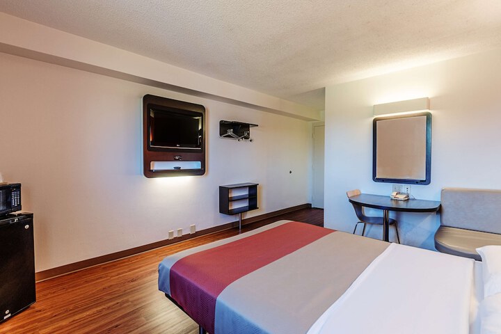 Room 21 of 34