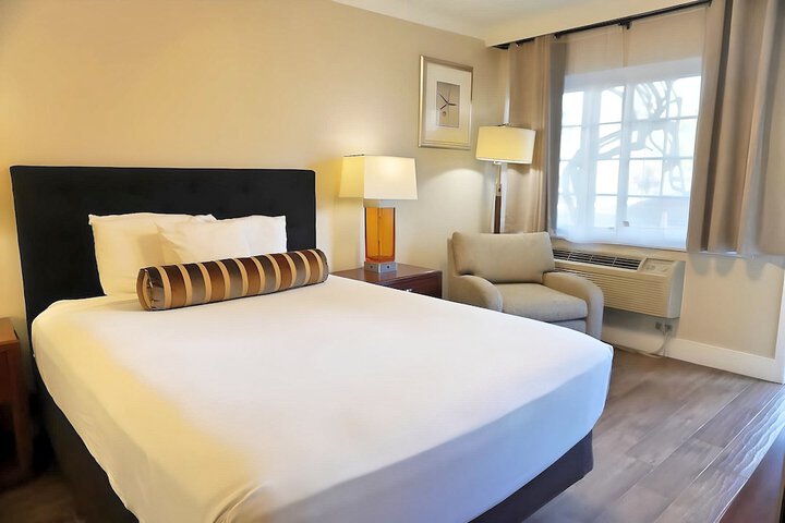 Room 10 of 32