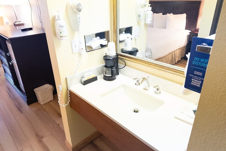 Baymont by Wyndham Battle Creek Downtown