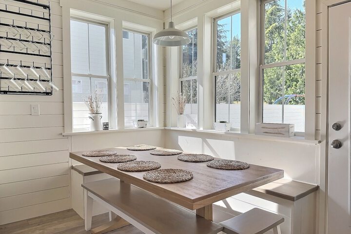 Serene 5BR Farmhouse Retreat Shoreline